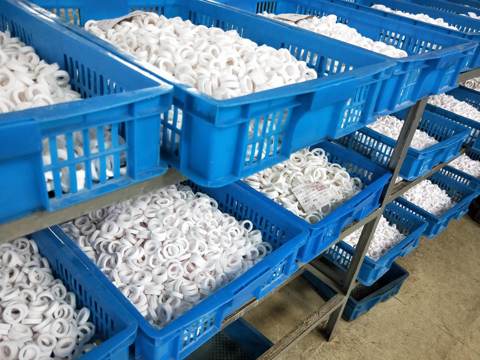 Lagerkisten mit Bauteilen in der Werkstatt